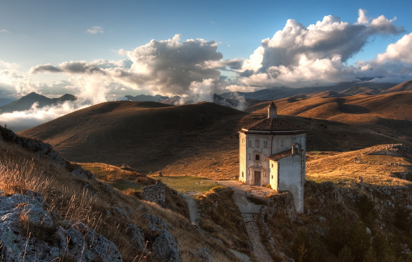 Церковь среди гор