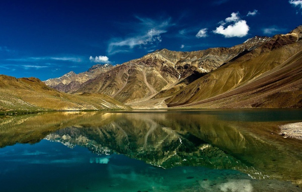 Чистое озеро в горах