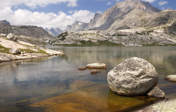 Река среди горных вершин