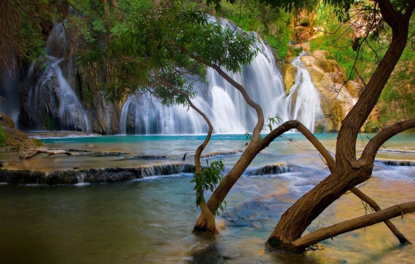 У подножия водопада