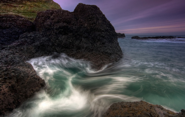 Камни на берегу