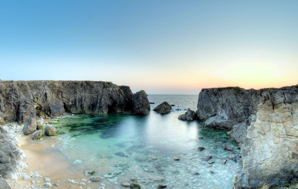 Каменистый берег