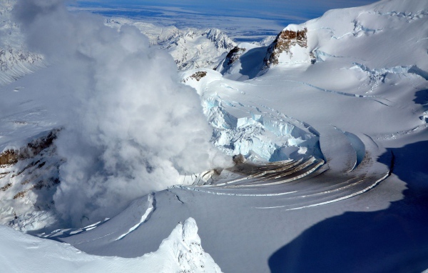 Извержение вулкана, Аляска, США
