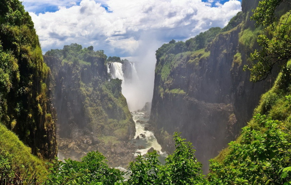 Водопад в ущелье