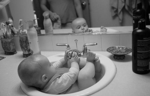 Малыш в раковине