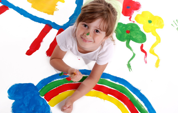 Маленькая девочка и радуга