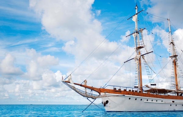 Белый парусник