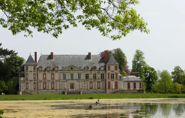 Замок на берегу озера