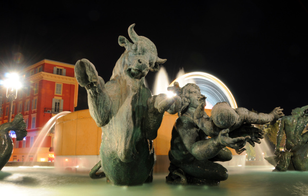 Фонтан со скульптурами