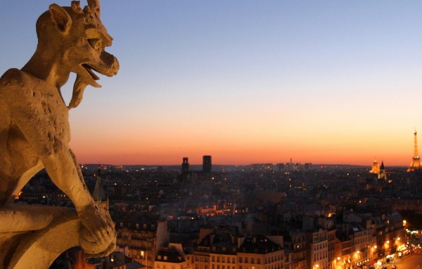 Гаргулия ночной Париж