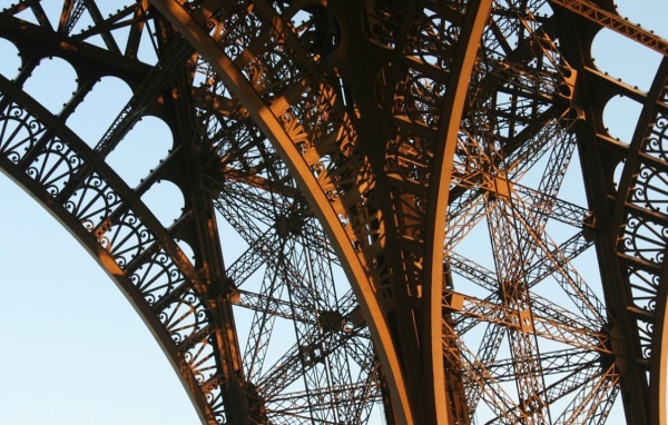 Париж и знаменитая башня