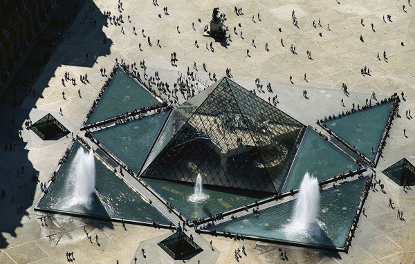 Пирамида музей Лувр Париж