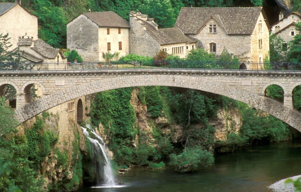 Каменный мост через реку