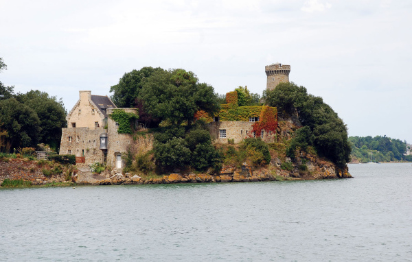 Поместье на скалистом берегу