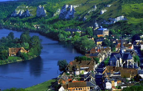 Деревня на берегу Сены