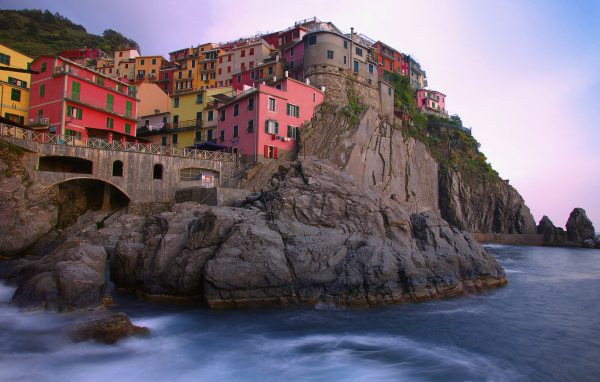 Разноцветные дома на скалах