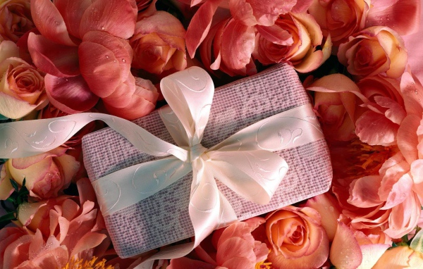 Подарок среди цветов