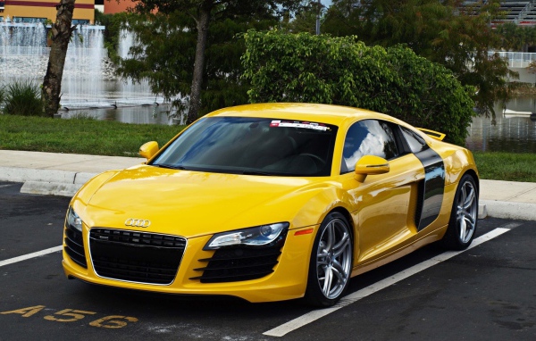 Желтый Audi R8