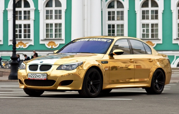 BMW M5 золотая