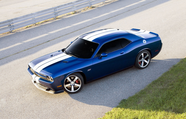 Dodge Challenger синий