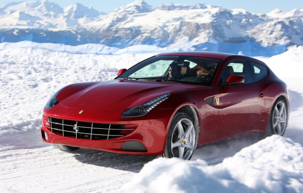 красный Ferrari-FF