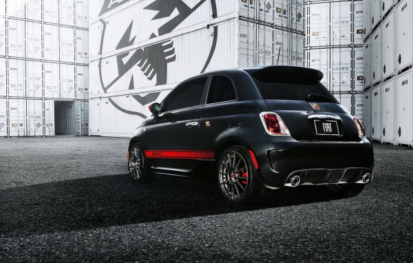 Черный Fiat-500 Abarth