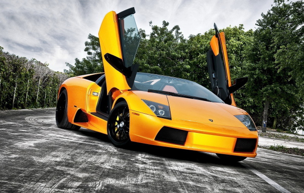 Желтый Lamborghini