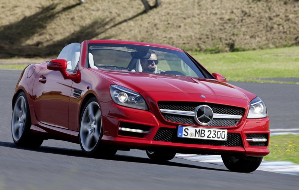 красный Mercedes-Benz