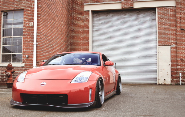 Красный Nissan 350Z