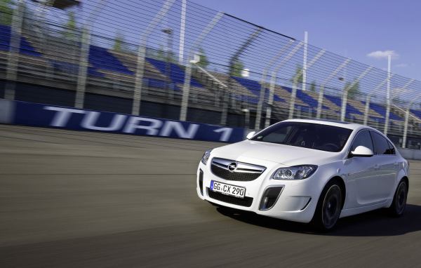 Opel Insignia на треке