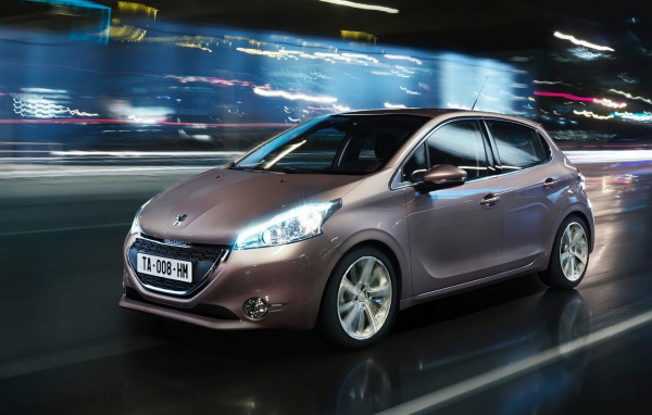 Peugeot 208 в движении