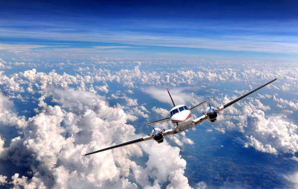 Самолет среди облаков