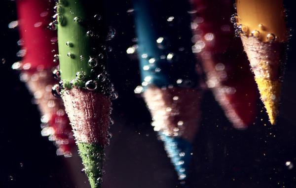 Карандаши под водой