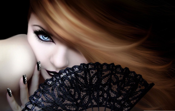 Девушка с веером