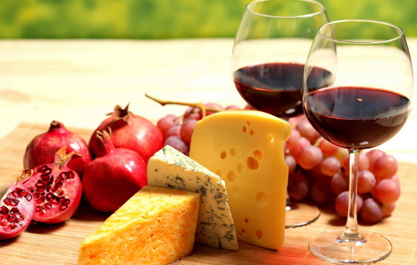 Ягоды, сыр, вино