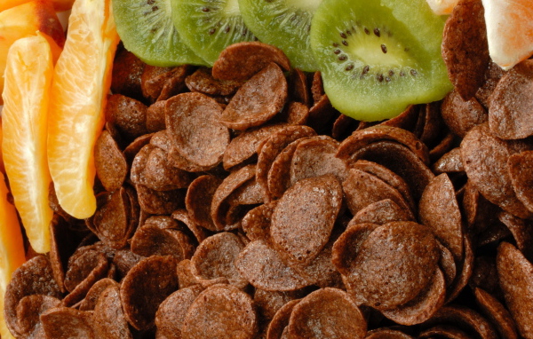 Шоколадные хлопья и фрукты