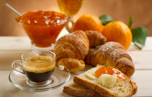 Кофе, джем и круассаны