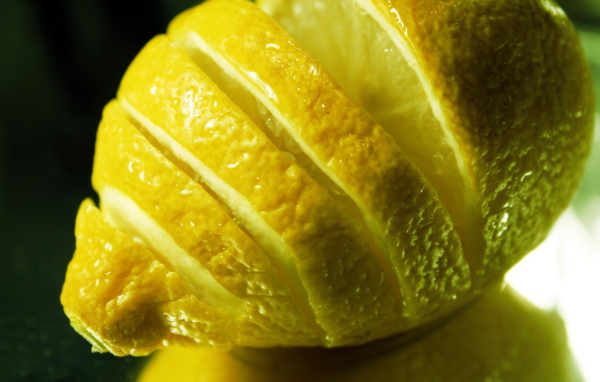 Разрезанный лимон