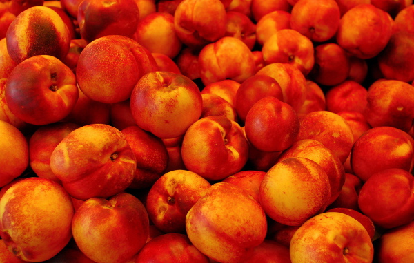 Куча персиков