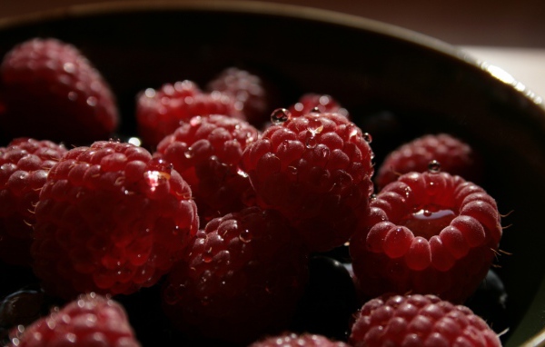 Малина в тарелке