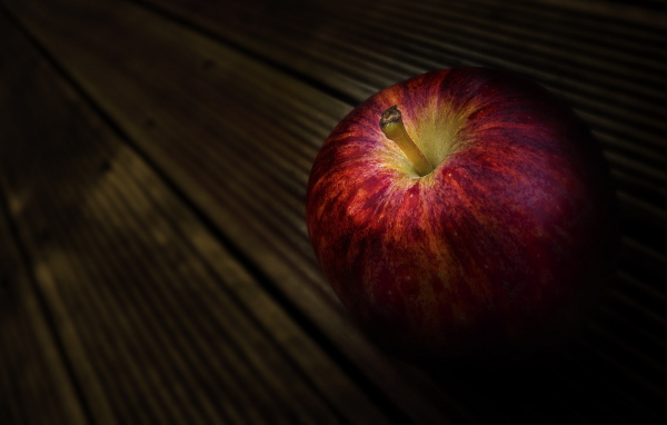 Спелое яблоко