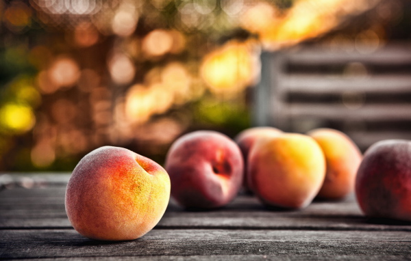 Разбросанные персики