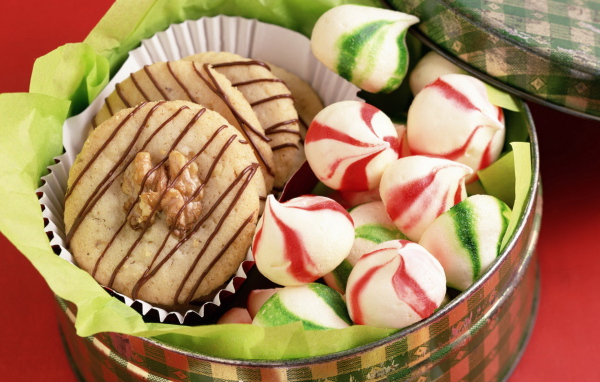 Печенье в железной банке