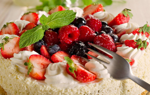 Cake with berries