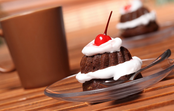 Пирожное с вишней