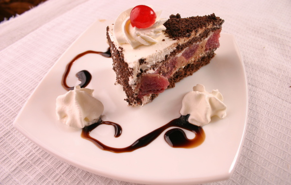 Кусок торта с вишенкой