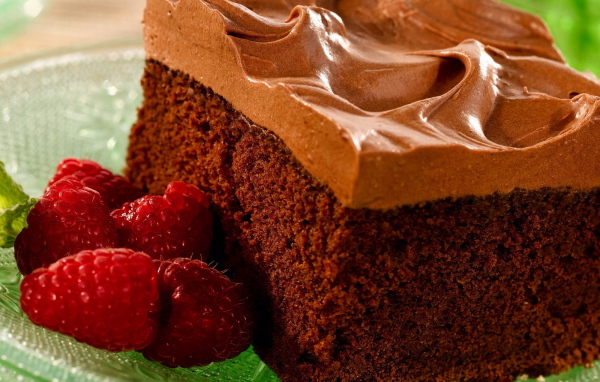 Бисквитный торт с малиной