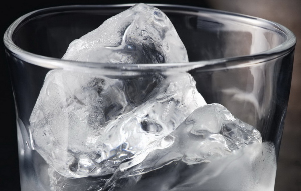 Стакан со льдом