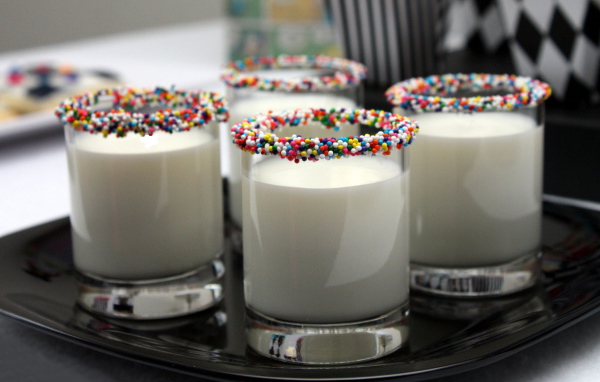 Молоко в стаканах