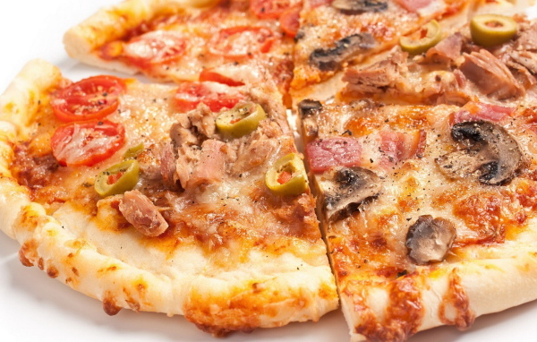 Нарезанная пицца